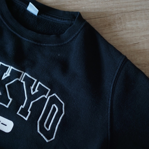 Uniqlo Kids Graphic Sweatshirt - Picture 3 of 8